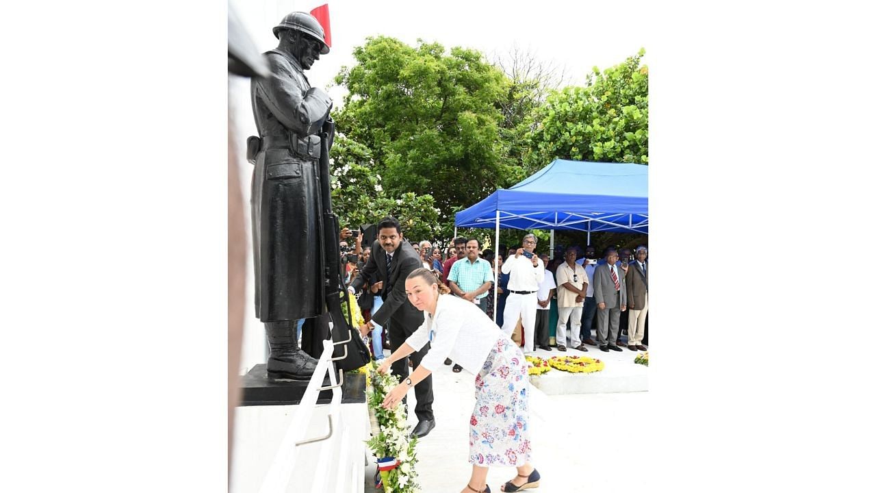 <div class="paragraphs"><p>French Deputy Consul General for Puducherry Lise Dalbot Parre and District Collector A Kulothungan pay floral tributes at the war memorial on French National Day, at the beach road in Puducherry.</p></div>